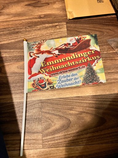 Flagge mit dem Schriftzug "Emmendinger Weihnachtsmarkt" und festlichen Motiven.