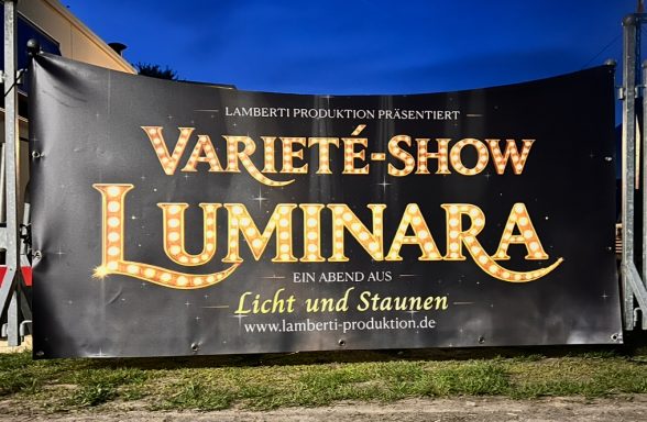 Banner der Varieté-Show Luminara mit dem Slogan "Licht und Staunen".